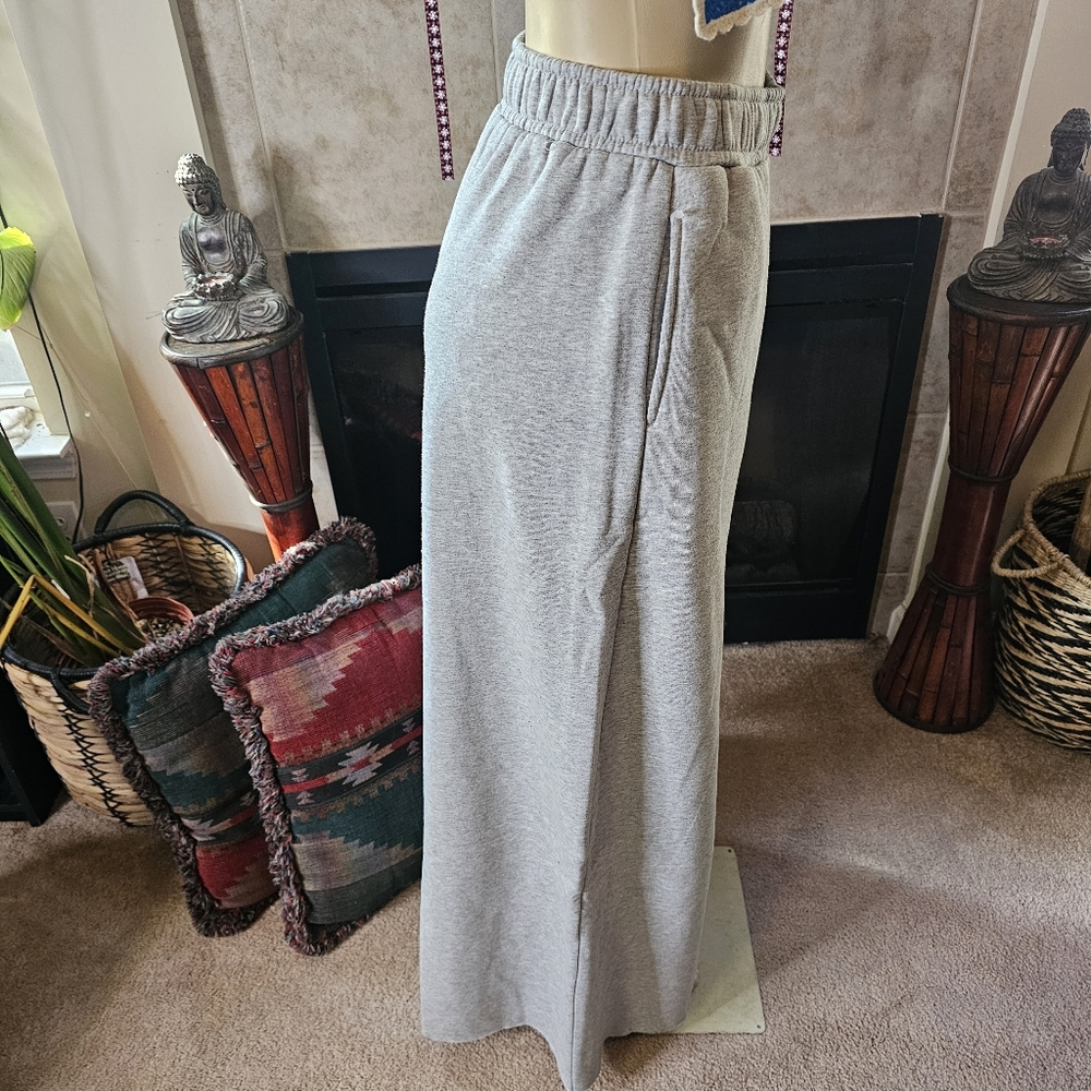 New No Vacancy SUPER Wide Grey Sweatpant Joggers. Size Medium. - Picture 4 of 6